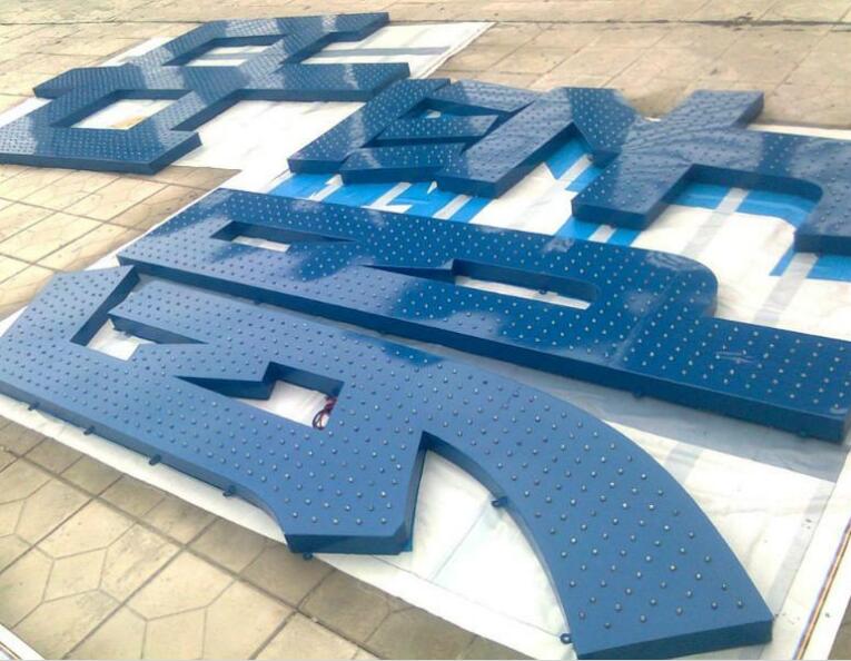 楼顶大字制作,楼顶冲孔发光字制作